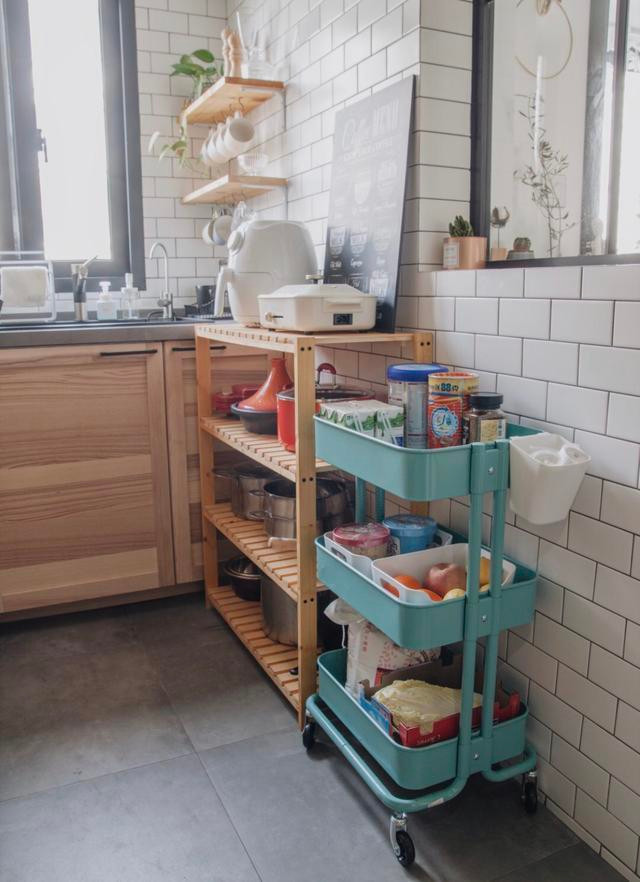  2. Giá đựng đồ có bánh xe: Không gian tủ bếp không đủ nên bạn cần mua thêm những chiếc kệ đựng đồ để bổ sung. Không nên sử dụng những chiếc kệ đựng đồ khó di chuyển vì sàn nhà sẽ tạo ra một không gian chết vệ sinh. 