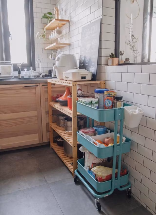  2. Giá đựng đồ có bánh xe: Không gian tủ bếp không đủ nên bạn cần mua thêm những chiếc kệ đựng đồ để bổ sung. Không nên sử dụng những chiếc kệ đựng đồ khó di chuyển vì sàn nhà sẽ tạo ra một không gian chết vệ sinh. 
