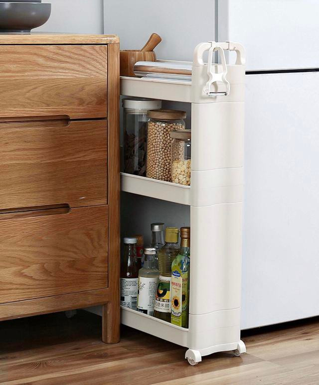  Nên sử dụng kệ có bánh xe để khi cất giữ đồ tạp hóa, đồ uống và đồ ăn nhẹ có thể dễ dàng kéo ra ngoài. Việc tận dụng khoảng trống có thể làm giảm lượng bụi rơi vào vị trí này, đồng thời cũng là một cách giúp nhà bếp sạch sẽ hơn.