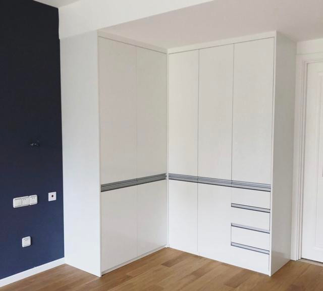 3. Tủ kịch trần: Để giữ cho ngôi nhà của bạn sạch sẽ, ít nhất không được có bụi trên mặt trên và mặt dưới của tủ, điều này thực sự rất khó thực hiện theo tần suất dọn dẹp thông thường của chúng ta. Vì vậy, khi trang trí, tủ quần áo thông thường nên kịch trần.