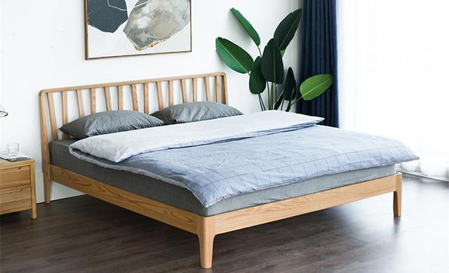 7. Giường cao: Phòng ngủ cần sạch sẽ, ngăn nắp, chọn giường cao sẽ thích hợp hơn. Ở đây chúng ta vẫn phải cân nhắc vấn đề vệ sinh. Dù bạn tự lau chùi hay dùng robot quét nhà thì giường cao chắc chắn sẽ dễ lau chùi hơn.