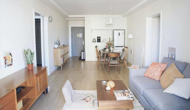 4. Nội thất chân thon cho phòng khách và phòng ăn: Nếu bạn muốn cảm thấy tươi mới và gọn gàng ngay khi bước vào nhà, bạn phải sử dụng đồ nội thất có chân thon trong phòng khách và phòng ăn. Đầu tiên, nó có thể cải thiện tầm nhìn của mọi người và làm cho toàn bộ ngôi nhà trông bớt cồng kềnh và sảng khoái hơn.