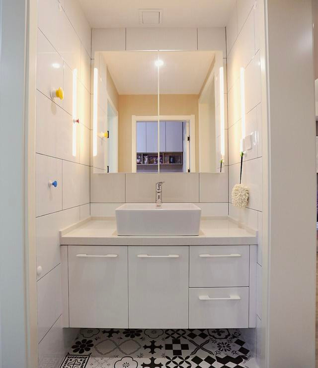 6. Tủ phòng tắm lửng: Nếu muốn tiết kiệm công sức trong việc dọn dẹp phòng tắm thì đáy tủ phòng tắm phải được treo và phải treo ít nhất 30 cm. Bằng cách này, bạn có thể cho chổi và cây lau nhà vào để lau chùi, đồng thời có thể đặt chậu rửa mặt, cân điện tử, v.v.