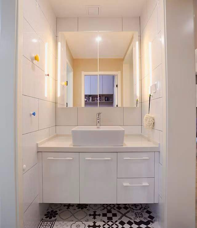 6. Tủ phòng tắm lửng: Nếu muốn tiết kiệm công sức trong việc dọn dẹp phòng tắm thì đáy tủ phòng tắm phải được treo và phải treo ít nhất 30 cm. Bằng cách này, bạn có thể cho chổi và cây lau nhà vào để lau chùi, đồng thời có thể đặt chậu rửa mặt, cân điện tử, v.v.