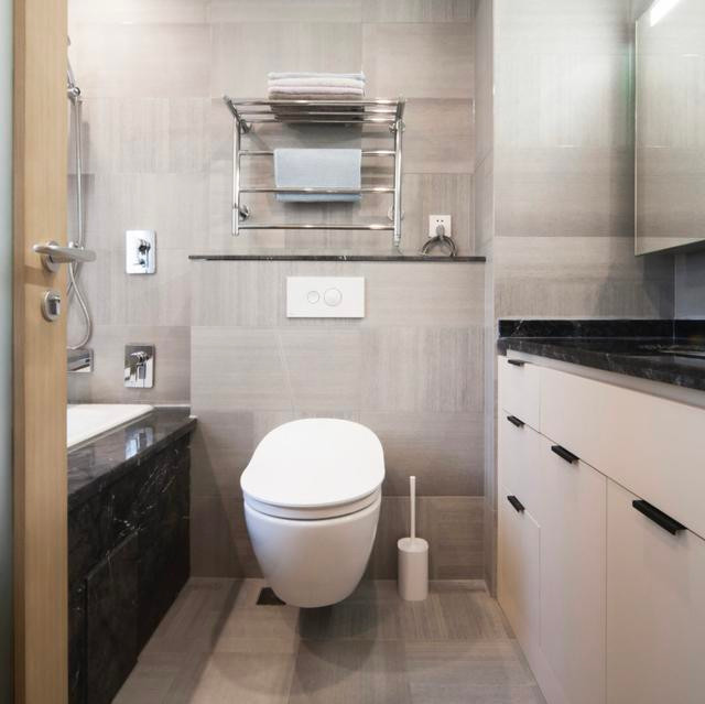 5. Bồn cầu treo tường: Bồn cầu treo tường sẽ rất sạch sẽ, không có điểm mù vệ sinh. Bàn chải gắn tường cũng trông sang trọng và giúp việc giữ phòng tắm sạch sẽ dễ dàng hơn.