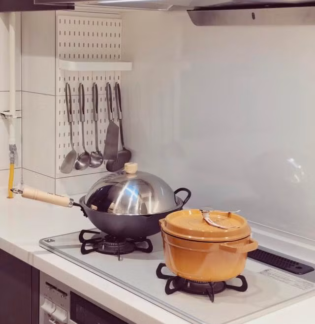 1. Lắp tấm chống bám dầu lên thành bếp: Hầu hết các ngôi nhà đều có tường lát gạch phía trước bếp nhưng có những khoảng trống giữa các viên gạch và rất khó lau chùi sau khi một ít dầu bắn tung tóe. Sau khi lắp tấm chống dầu mỡ lên tường trước bếp, bạn có thể tiết kiệm được rất nhiều công sức. Sau khi nấu ăn hàng ngày, vết dầu sẽ được lau sạch bằng giẻ. Toàn bộ bức tường sẽ rất mới và sạch sẽ, căn bếp sẽ trông sáng sủa hơn. 