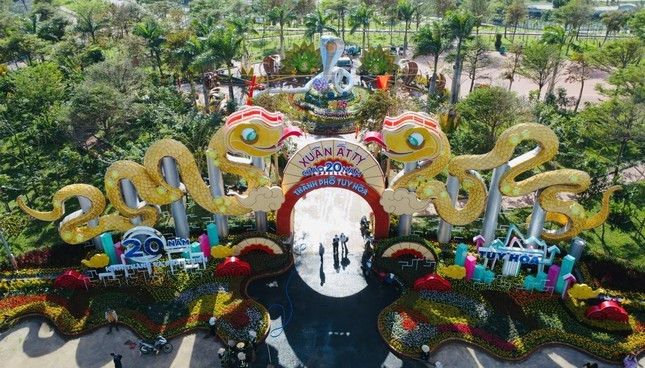 Đường hoa xuân ở TP Tuy Hòa chọn rắn hổ mang dát vàng là linh vật chủ đạo. Các mô hình về trí tuệ nhân tạo, chuyển đổi số bao quanh linh vật.