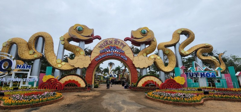Theo quan niệm dân gian, rắn là loài vật biểu tượng cho sự linh hoạt, nhanh nhẹn và trí tuệ. Lấy cảm hứng đó, nghệ nhân khắp tỉnh thành cả nước sáng tạo những mô hình rắn khổng lồ đón năm mới.
