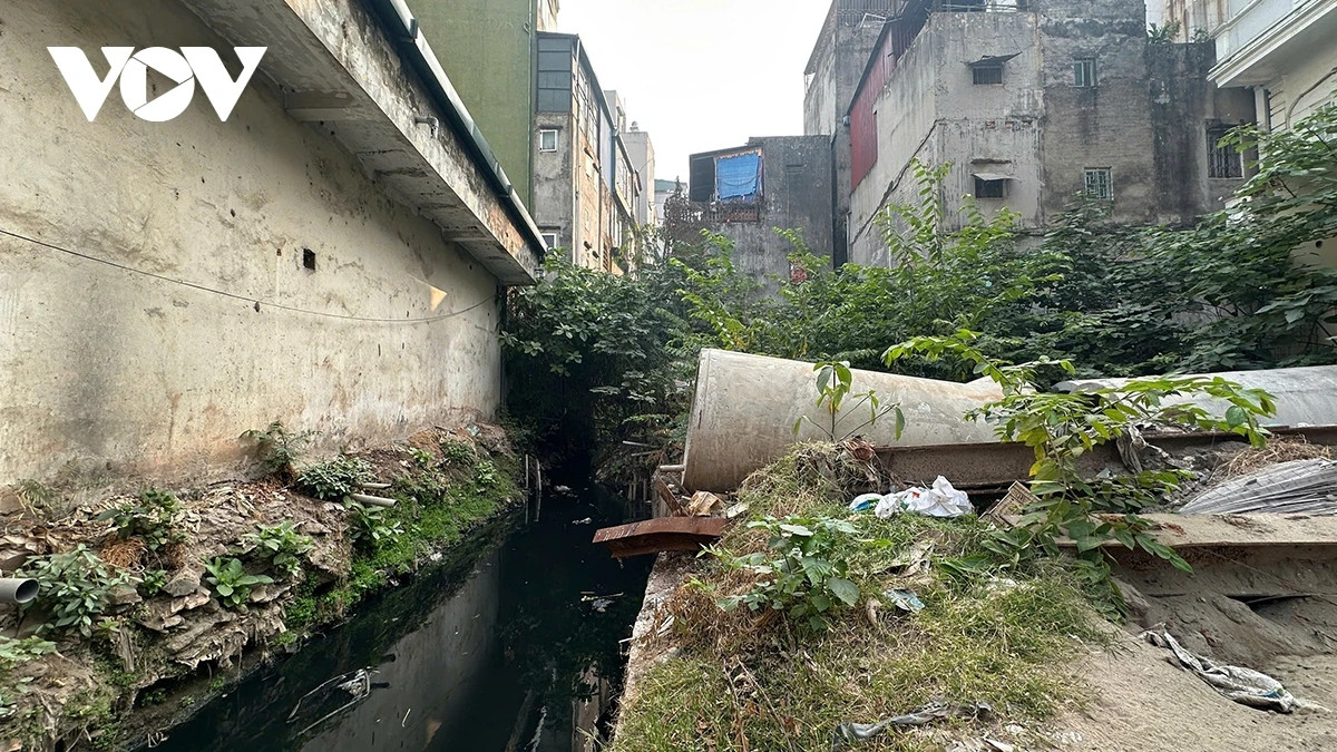 Tuy nhiên theo ghi nhận của phóng viên, đến thời điểm hiện tại, từ ngõ 123A đến ngõ 167 Thụy Khuê vẫn nhếch nhác, ô nhiễm do chưa thể thi công.