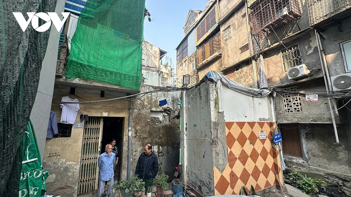 Dù quỹ nhà tái định cư tại Xuân La (Tây Hồ) được bố trí cho người dân đủ điều kiện được mua nhà tái định cư đã hoàn thành và bàn giao cho thành phố nhưng hiện tại vẫn còn 3 hộ dân trên địa bàn tổ 7 vẫn chưa di chuyển. nhà tái định cư vừa rồi mới đi xem nhà bốc thăm tháng trước nhưng vẫn chưa thấy nói về giá mua nên cứ nói tháng này, tháng nọ chuyển đi rồi lại bảo cuối năm. &quot;Người dân thì chỉ yêu cầu cứ giao nhà để chuyển đi thì giao đất nhưng rồi cũng chả thấy gì&quot;." data-alt="Đại diện tổ dân phố cho biết, người dân được mua nhà tái định cư vừa rồi mới đi xem nhà bốc thăm tháng trước nhưng vẫn chưa thấy nói về giá mua nên cứ nói tháng này, tháng nọ chuyển đi rồi lại bảo cuối năm. &quot;Người dân thì chỉ yêu cầu cứ giao nhà để chuyển đi thì giao đất nhưng rồi cũng chả thấy gì&quot;." data-embed-button="media_browser" data-entity-embed-display="view_mode:media.embedded" data-entity-embed-display-settings="Đại diện tổ dân phố cho biết, người dân được mua nhà tái định cư vừa rồi mới đi xem nhà bốc thăm tháng trước nhưng vẫn chưa thấy nói về giá mua nên cứ nói tháng này, tháng nọ chuyển đi rồi lại bảo cuối năm. &quot;Người dân thì chỉ yêu cầu cứ giao nhà để chuyển đi thì giao đất nhưng rồi cũng chả thấy gì&quot;. 1" data-entity-type="media" data-entity-uuid="ebf5320e-04f5-4023-9184-af6db0ee9c5d" data-langcode="vi" data-large-size="1200x675" data-large-src="/Uploaded/trangpt/2025_01_18/muong_thuy_khe_12_LUDC.jpg" data-medium-size="800x450" data-medium-src="/sites/default/files/styles/medium_watermark/public/2025-01/muong_thuy_khe_12.jpg" data-title="Đại diện tổ dân phố cho biết, người dân được mua nhà tái định cư vừa rồi mới đi xem nhà bốc thăm tháng trước nhưng vẫn chưa thấy nói về giá mua nên cứ nói tháng này, tháng nọ chuyển đi rồi lại bảo cuối năm. &quot;Người dân thì chỉ yêu cầu cứ giao nhà để chuyển đi thì giao đất nhưng rồi cũng chả thấy gì&quot;." title="Đại diện tổ dân phố cho biết, người dân được mua nhà tái định cư vừa rồi mới đi xem nhà bốc thăm tháng trước nhưng vẫn chưa thấy nói về giá mua nên cứ nói tháng này, tháng nọ chuyển đi rồi lại bảo cuối năm. &quot;Người dân thì chỉ yêu cầu cứ giao nhà để chuyển đi thì giao đất nhưng rồi cũng chả thấy gì&quot;.">