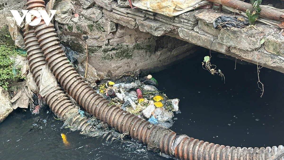 Rác thải tồn đọng đo bị vướng đường dây chắn ngang. nhếch nhác, ô nhiễm." data-alt="Nhiều đoạn thi công dở dang do vướng mặt bằng trở nên nhếch nhác, ô nhiễm." data-embed-button="media_browser" data-entity-embed-display="view_mode:media.embedded" data-entity-embed-display-settings="Nhiều đoạn thi công dở dang do vướng mặt bằng trở nên nhếch nhác, ô nhiễm. 1" data-entity-type="media" data-entity-uuid="b9fd6211-e282-45ab-99e7-30a19a46294c" data-langcode="vi" data-large-size="1200x675" data-large-src="/Uploaded/trangpt/2025_01_18/muong_thuy_khe_7_JOUG.jpg" data-medium-size="800x450" data-medium-src="/sites/default/files/styles/medium_watermark/public/2025-01/muong_thuy_khe_7.jpg" data-title="Nhiều đoạn thi công dở dang do vướng mặt bằng trở nên nhếch nhác, ô nhiễm." title="Nhiều đoạn thi công dở dang do vướng mặt bằng trở nên nhếch nhác, ô nhiễm.">