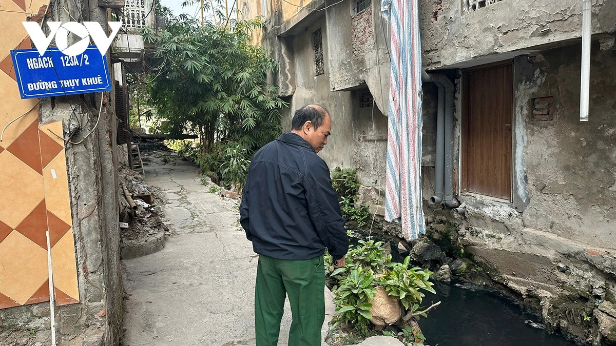 Đại diện tổ dân phố cho biết, người dân được mua nhà tái định cư vừa rồi mới đi xem nhà bốc thăm tháng trước nhưng vẫn chưa thấy nói về giá mua nên cứ nói tháng này, tháng nọ chuyển đi rồi lại bảo cuối năm. "Người dân thì chỉ yêu cầu cứ giao nhà để chuyển đi thì giao đất nhưng rồi cũng chả thấy gì".