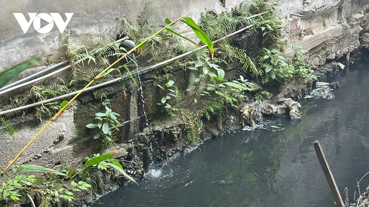 Do chưa thể thi công, mương Thụy Khuê hiện ô nhiễm trầm trọng, nước mương đen kịt, bốc mùi xú uế. Nước thải từ các hộ dân xả thẳng xuống lòng mương.