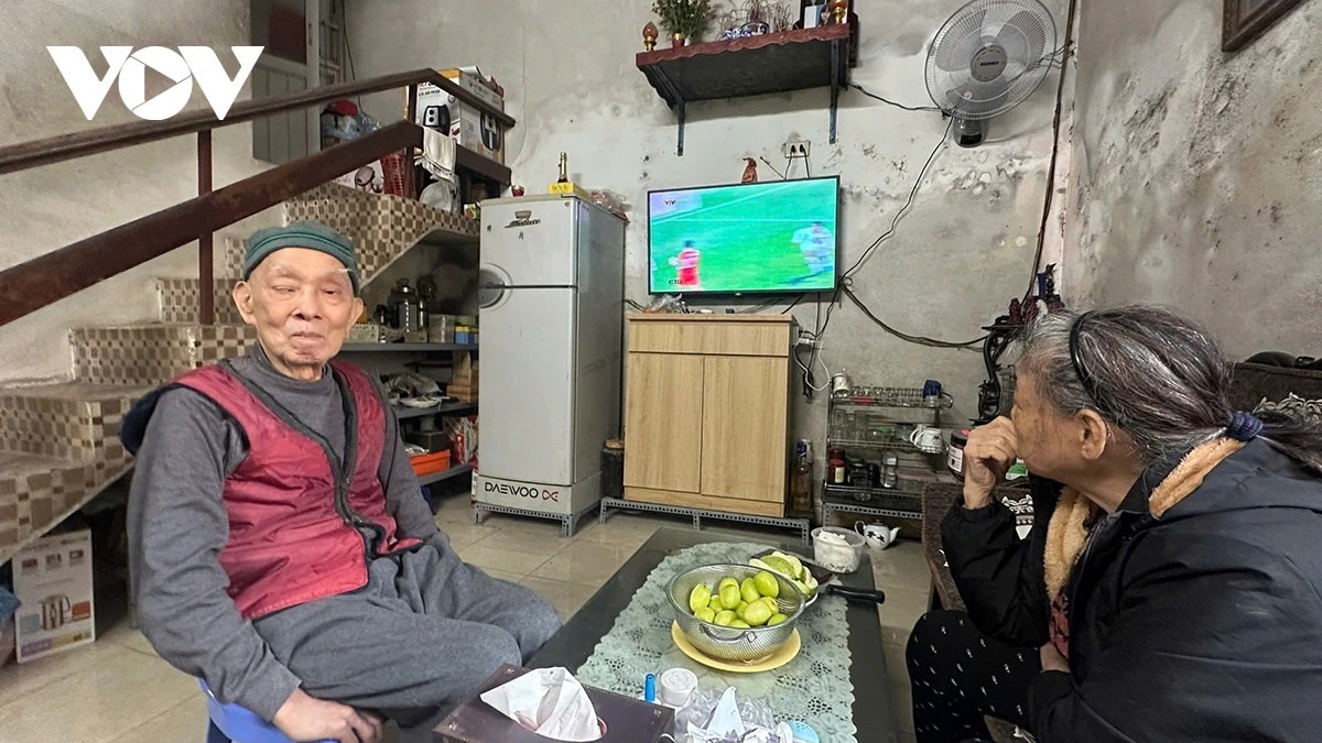 Hộ ông Ngô Kiên Bảo ngụ tại số nhà 5 ngách 123A/2 có diện tích 23m2 thuộc diện được mua nhà tái định cư do bị thu hồi toàn bộ. "Gia đình chúng tôi đã xem nhà tái định cư rồi, sẵn sàng chuẩn bị để đi về nơi ở mới. Theo tôi biết căn hộ được mua có diện tích 62m2, trong khi đó số tiền được đền bù là 1,7 tỷ đồng không đủ để mua nhà tái định cư. Hai ông bà về hưu thì bao giờ mua được nhà mà ở nếu không được hỗ trợ trả chậm", ông Bảo nói.