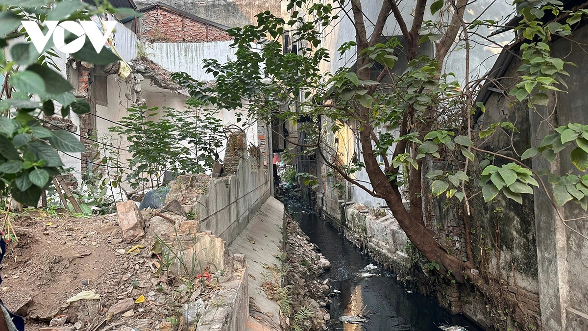 Với tổng vốn 400 tỷ đồng, dự án cải tạo hệ thống thoát nước kéo dài 3 km tại khu dân cư xung quanh mương thoát nước Thụy Khuê được triển khai từ 2012 đến nay.