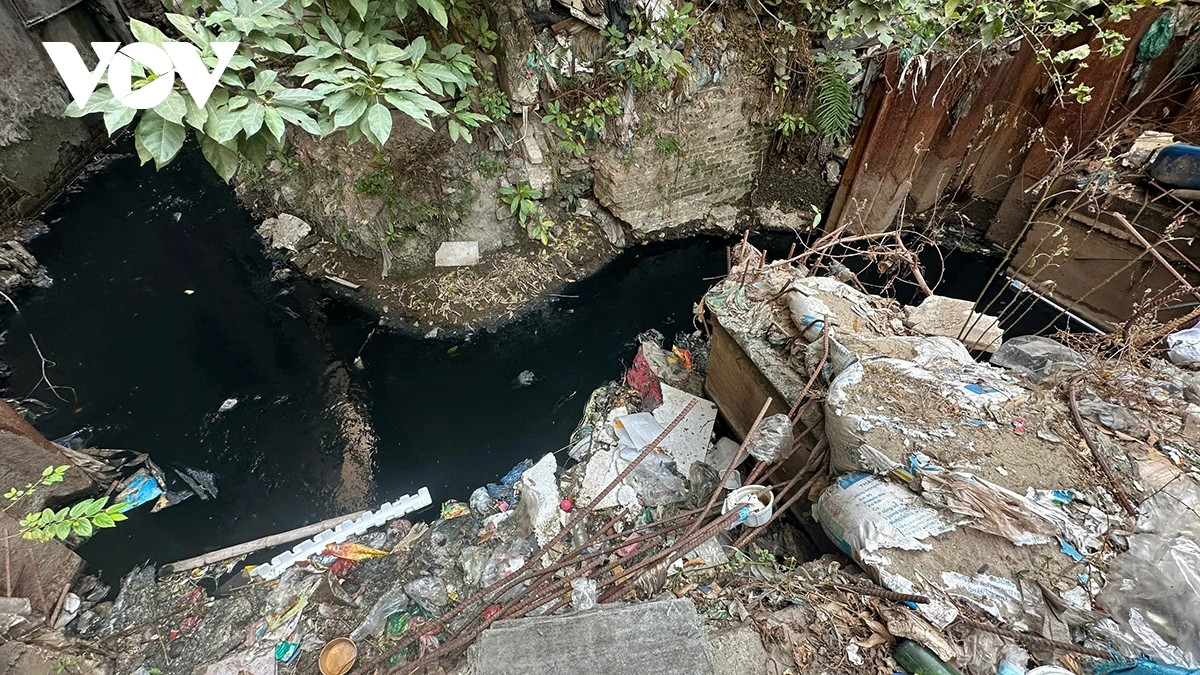 Nhiều đoạn thi công dở dang do vướng mặt bằng trở nên nhếch nhác, ô nhiễm.