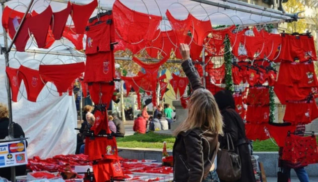  Thổ Nhĩ Kỳ: Mặc nội y đỏ. Vào những thời khắc đón chào năm mới, người dân Thổ Nhĩ Kỳ lựa chọn đồ lót có màu đỏ rực rỡ để mặc. Theo họ, đồ lót đỏ sẽ mang lại nhiều may mắn và hạnh phúc. Ảnh: Galla Seelenfluegel. Ảnh: Galla Seelenfluegel. 