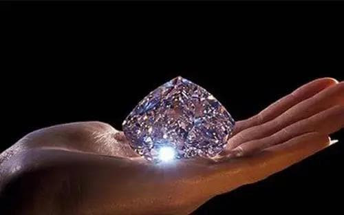  Vị trí thứ tám: Kim loại rhodium, được người dân trên thế giới gọi là "vitamin công nghiệp". Chất này có khả năng chống ăn mòn và rất phổ biến trong thế giới công nghiệp. Nói chung, họ hàng của nó - "quặng rhodium" có thể được tìm thấy ở các mỏ bạch kim. Tuy nhiên, trung bình chỉ có thể chiết xuất được 0,001 gam rhodium từ một tấn quặng rhodium, điều này đơn giản còn khó hơn việc mò kim đáy bể! Hiện tại, giá một gam rhodium là khoảng 58 USD, khiến nó trở thành một "kim loại quý" thực sự!