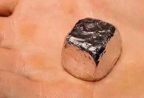 Vị trí thứ nhất: Phản vật chất, “vị khách bí ẩn” trong vũ trụ. Các nhà khoa học tin rằng trong vũ trụ có một loại vật chất được cấu tạo hoàn toàn từ các phản hạt và mọi tính chất của nó đều trái ngược với vật chất thông thường của chúng ta. Khi vật chất và phản vật chất gặp nhau, chúng sẽ “chết cùng nhau” và giải phóng lượng năng lượng khổng lồ.