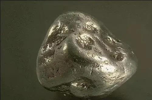 Vị trí thứ bảy: Bạch kim.Thứ này là "kiểm lâm đơn độc" trong vỏ trái đất. Nó tồn tại rải rác và không thể khai thác trên quy mô lớn. Do đó, giá mỗi gram hiện tại cũng là khoảng 60 đô la Mỹ. tương tự như rhodium.