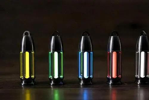 Vị trí thứ ba: Kim cương tự nhiên, chất cứng nhất trên trái đất, “hiếm” trên bề mặt trái đất. Chúng là những “tinh thể” được hình thành bởi nguyên tố carbon trong môi trường áp suất cao. Trên thực tế, trữ lượng kim cương trong lòng trái đất khá dồi dào nhưng việc khai thác chúng lại quá khó khăn. Hiện tại, giá một gram kim cương tự nhiên là khoảng 55.000 đô la Mỹ. Nó vẫn là "kim cương là mãi mãi, và một viên sẽ được truyền lại mãi mãi"!