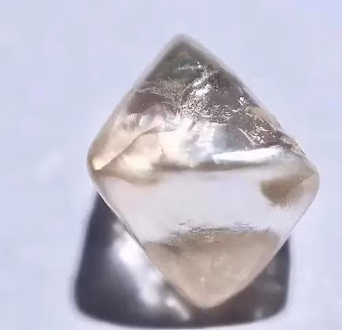 Vị trí thứ hai: Nguyên tố californium hoàn toàn không tồn tại trong tự nhiên. Nó được các nhà khoa học “nghiên cứu” trong phòng thí nghiệm. Mặc dù thứ này có tính phóng xạ nhưng nó là một "báu vật lớn" trong lĩnh vực y tế và có thể điều trị hiệu quả các khối u ác tính ở một số bộ phận trên cơ thể. Vì nó chỉ có thể được tổng hợp một cách nhân tạo nên giá của nguyên tố californium cũng đắt đến mức nực cười. Một gam có giá trị lên tới 27 triệu đô la Mỹ, khiến nó trở thành "Vua của các nguyên tố"!