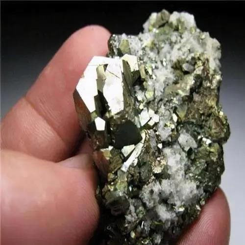 Vị trí thứ sáu: Metal plutonium, một "tay chơi hạng nặng" đúng nghĩa, là nguyên tử nặng nhất trong tự nhiên, cũng có chất hỗ trợ "phóng xạ" riêng và là vật liệu chủ chốt trong các vụ thử hạt nhân. Hiện tại, giá một gram plutonium đã vượt quá 4.000 đô la Mỹ, đây là một "ngăn chặn hạt nhân" thích hợp!