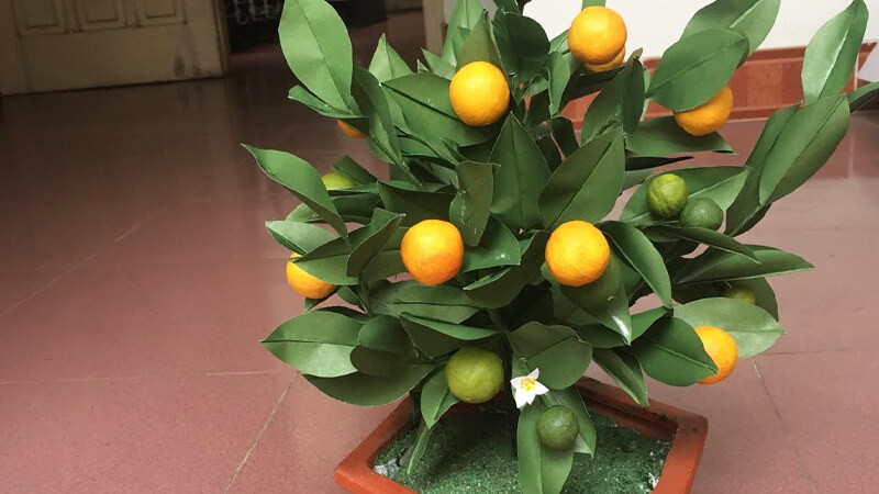 Ngoài ra, nếu những bông hoa giả này được đặt ở nhà, do đa số được làm bằng sơn nên sẽ làm nặng thêm mùi sơn trong nhà, không tốt cho sức khỏe của gia đình bạn.