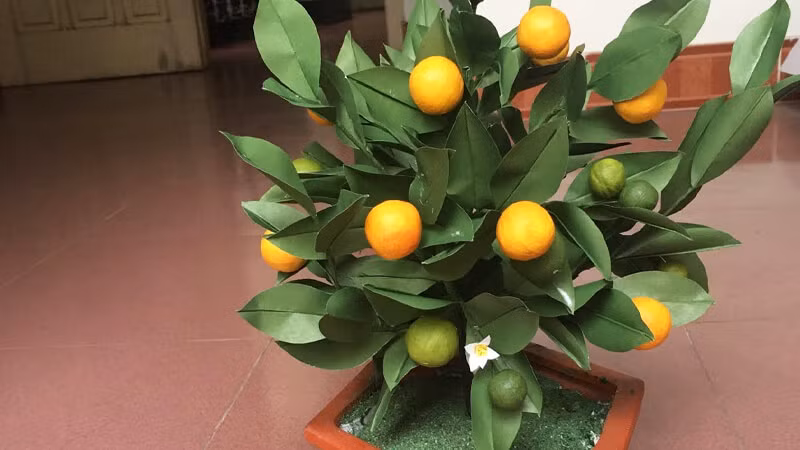 Ngoài ra, nếu những bông hoa giả này được đặt ở nhà, do đa số được làm bằng sơn nên sẽ làm nặng thêm mùi sơn trong nhà, không tốt cho sức khỏe của gia đình bạn.