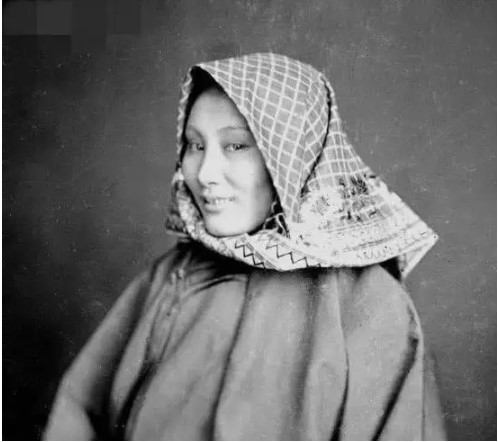 Cuối thời nhà Thanh không hề thiếu vắng các mỹ nhân. Người đẹp này dù lớn tuổi hơn một chút nhưng qua bức ảnh ta vẫn có thể thấy được phong thái quyến rũ, cuốn hút của cô.