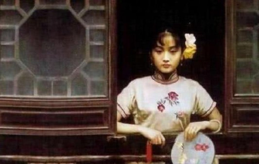 Bức ảnh chụp một người phụ nữ cuối thời nhà Thanh và đầu thời Trung Hoa Dân Quốc. Người phụ nữ mặc một bộ sườn xám, trông rất xinh đẹp và thời thượng vào thời điểm đó. Với nhan sắc này, nếu ở thời hiện đại, ắt hẳn cô ấy sẽ rất nổi tiếng.