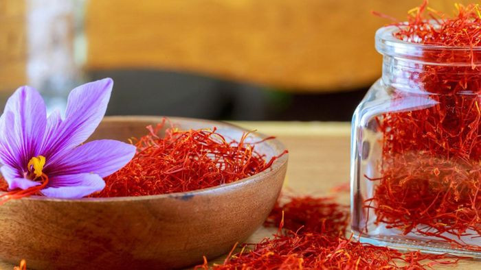 Điều này đòi hỏi công nhân phải thức dậy rất sớm và làm việc trong điều kiện khắc nghiệt, đóng góp vào giá trị cao của saffron.