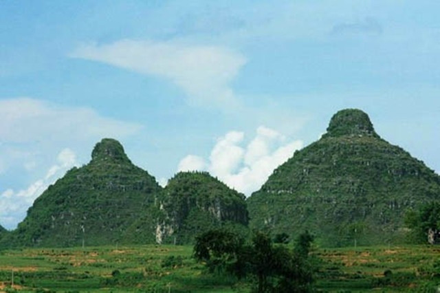  Núi Song Nhũ Phong: Cái tên nói lên tất cả, núi Song Nhũ Phong mang dáng dấp bầu ngực của một người phụ nữ. Nó nằm ở tỉnh Sơn Đông, hàng năm thu hút rất đông du khách đến chiêm ngưỡng. Người dân nơi đây tin rằng chính ngọn núi đã mang đến bình yên cho mình. Nếu chạm vào mạch ngầm dưới núi sẽ xảy ra tai họa khôn lường. 