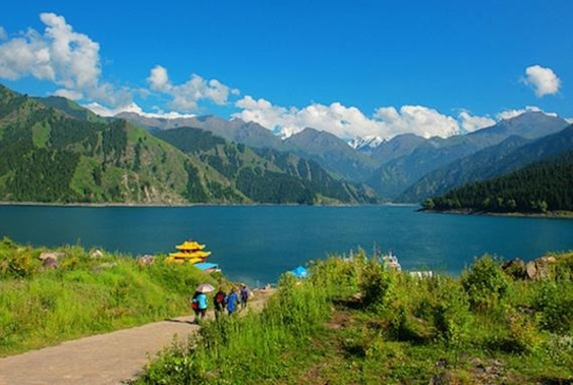 Hồ Thiên Đường: Hồ Thiên Đường nằm trong Khu Bảo tồn thiên nhiên quốc gia Changbaishan, rộng khoảng 10km2. Nơi này được cho là có một gia đình quái vật cư ngụ. Người dân kể lại, từ năm 1903 quái vật hồ Thiên Đường tấn công người địa phương. Về sau, nhiều người đã bắt gặp chúng. 