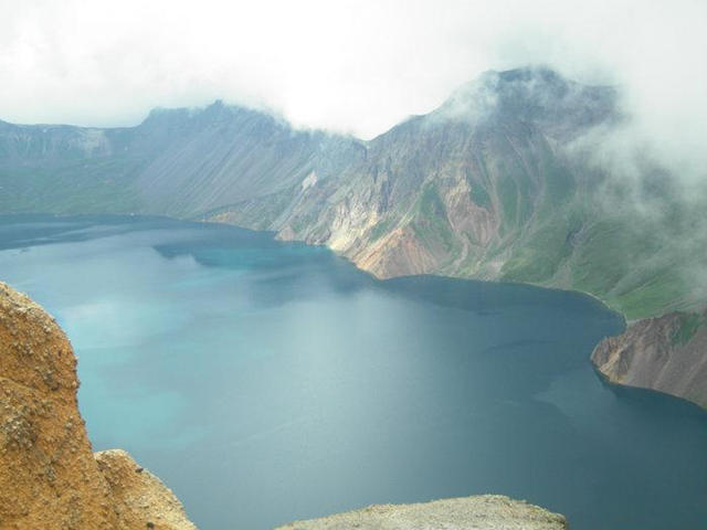  Năm 2007, một đoạn video dài 20 phút ghi lại hình ảnh được cho là 6 trong số những con quái vật của hồ đang bơi lội khiến dư luận đứng ngồi không yên. Trước đó, vào năm 2003, một nhóm 12 binh sĩ Trung Quốc tiết lộ đã nhìn thấy sinh vật có đầu màu đen, sừng dài, lưng có vảy bơi lội 2 phút trước khi chìm xuống làn nước.