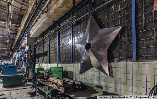 Có những lúc ngay cả các nhà lãnh đạo cũng không được tự do vào phân xưởng mà phải được sự cho phép của Ủy ban an ninh quốc gia KGP.