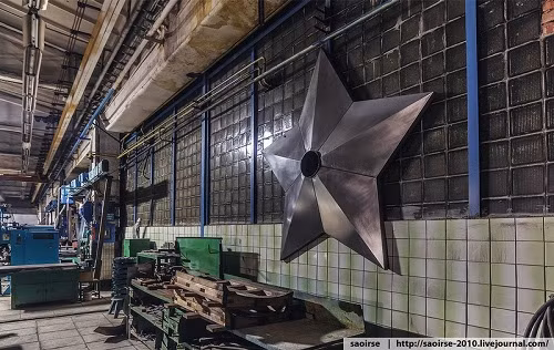 Có những lúc ngay cả các nhà lãnh đạo cũng không được tự do vào phân xưởng mà phải được sự cho phép của Ủy ban an ninh quốc gia KGP.