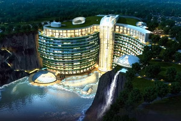 Trước mặt tòa nhà là một hồ lớn, quanh năm nước xanh trong vắt cùng thác nước uốn lượn đổ từ trên cao xuống.