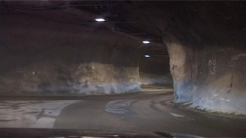 Một số hầm mỏ thậm chí còn có cấu trúc tương tự như một garage dưới lòng đất. Trong đó có đầy đủ các văn phòng, cửa hàng, quầy sửa chữa, nhà ăn, phòng tắm hơi và thậm chí còn có cả “tháp” sóng di động nên công nhân mỏ vẫn có thể sử dụng điện thoại khi họ ở dưới lòng đất.