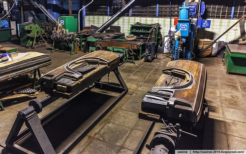 Rất nhiều bộ phận xe được chế tạo thủ công nên sản lượng của nhà máy khá thấp. Khung xe được dựng cố định trên bệ đỡ để thợ máy hàn các chi tiết vào.