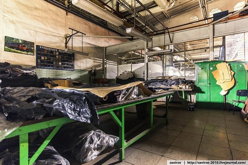 Nội thất xe được chế tạo bằng gỗ trong căn phòng này.