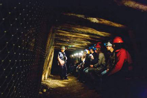 Ngày nay, việc khai thác khoáng sản không phải lúc nào cũng diễn ra trong những hầm mỏ tối tăm, thiếu ánh sáng và không khí.