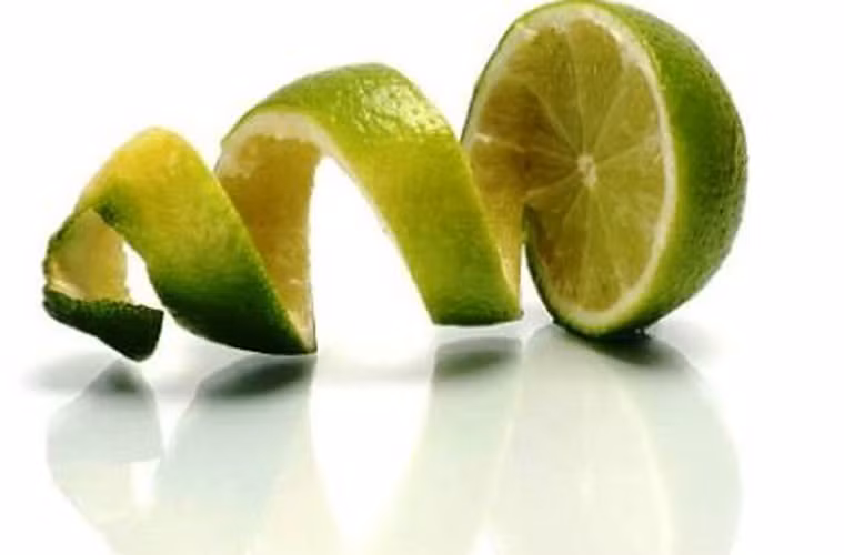 Dùng tay bấm nhẹ lớp vỏ bên ngoài. Nếu thấy tinh dầu bắn ra thì đây là loại chanh đạt chất lượng, không bị ngâm trong hóa chất bảo quản.