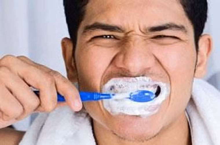 Điều bất ngờ là, những người có thói quen vệ sinh răng miệng kém còn có khả năng nhiễm HPV cao hơn cả những trường hợp thực hiện quan hệ tình dục đường miệng với nhiều đối tác và thường xuyên hút thuốc.