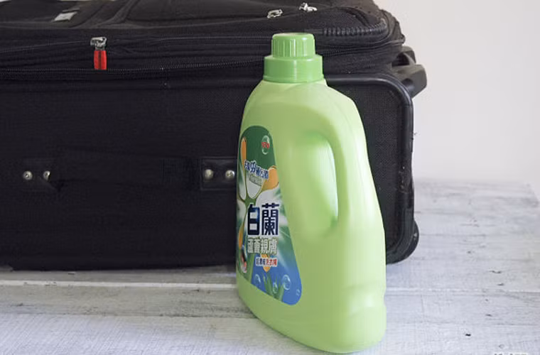 4. Giặt bằng một loại chất tẩy nhẹ. Nếu chất liệu là vải thô thì va li của bạn sẽ không hề hấn gì khi được cọ rửa trong nước. Cho va li vào một chiếc chậu đủ rộng, giặt sạch rồi sấy khô. Dù là chất liệu gì, tránh ngâm dưới nước quá lâu bởi nó có thể làm nhăn lớp da bên ngoài.