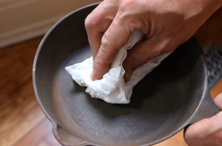 Dùng khăn giấy nhúng vào giấm trắng và cọ rửa kỹ. Nếu có thể, bạn nên ngâm chảo trong giấm khoảng 3 tiếng.