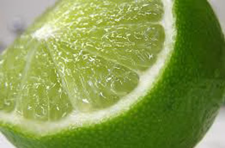 Lựa chọn nhà sản xuất. Quá trình canh tác đảm bảo an toàn là yếu tố quyết định giúp chanh không bị nhiễm độc. Chính vì vậy, bạn nên lựa chọn loại quả có ghi rõ nguồn gốc xuất sứ. Điều này đặc biệt quan trọng trong trường hợp bạn dùng vỏ chanh để làm bánh, ăn trực tiếp.