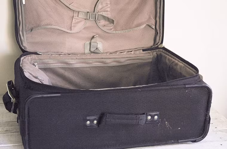 1. Để túi trống. Đưa tất cả các đồ lặt vặt như giấy báo, đồ đạc còn sót lại ra khỏi va li. Cố gắng đừng để sót lại đồ vật nào để không gây cản trở công cuộc tổng vệ sinh.