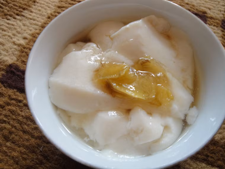 Chỉ khoảng từ 6.000 đồng tới 10.000 đồng là bạn đã có bát tào phớ mát rượi. Nếu thích, người ăn có thể cho thêm chút dừa, thạch, trân châu....