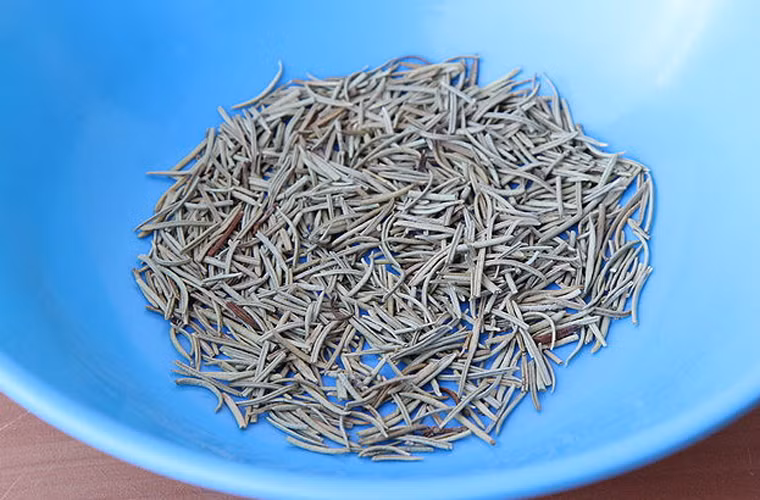 Thêm một chút thảo mộc khô. Các loại thảo mộc khô như húng tây, lá bạc hà, cánh hoa oải hương, cánh hoa hồng,… khá phổ biến trên thị trường nên bạn có thể thỏa sức lựa chọn.